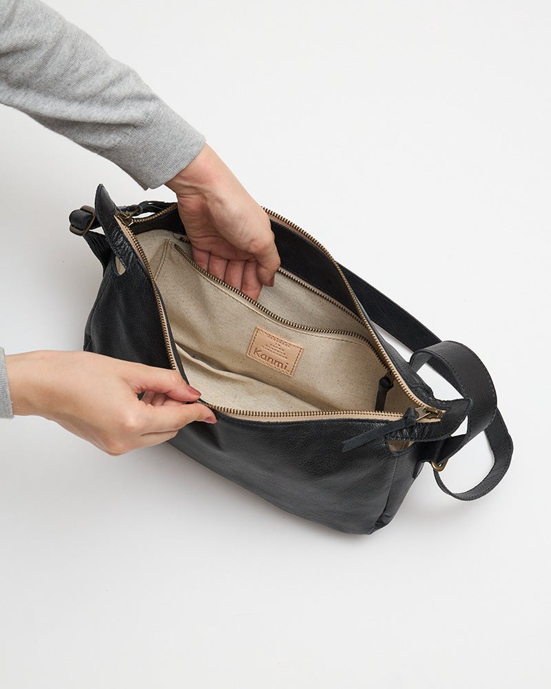 内側の大きなファスナーポケットには、鍵や貴重品などを分けて収納。バッグの中で散らばりやすい小物をきちんと整理できます。