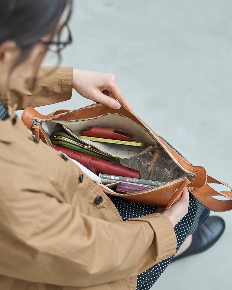 お財布、スマホ、ポーチを入れて、今日も一緒に。日常使いにちょうどいい大人の本革斜めがけバッグ。