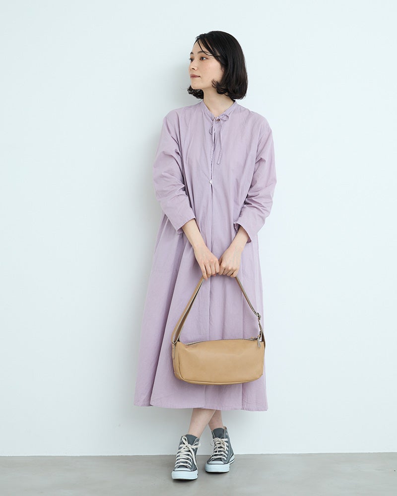 やさしいニュアンスカラーが横長シルエットの丸みを引き立てるグレージュ。大人かわいい本革バッグを探している方に。