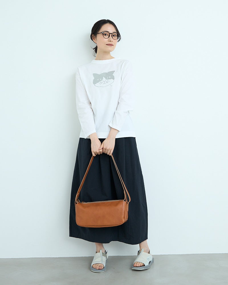 本革らしいぬくもりを楽しむならキャメル。横長の愛らしいフォルムと相性のいい、Kanmi.らしいショルダーバッグです。