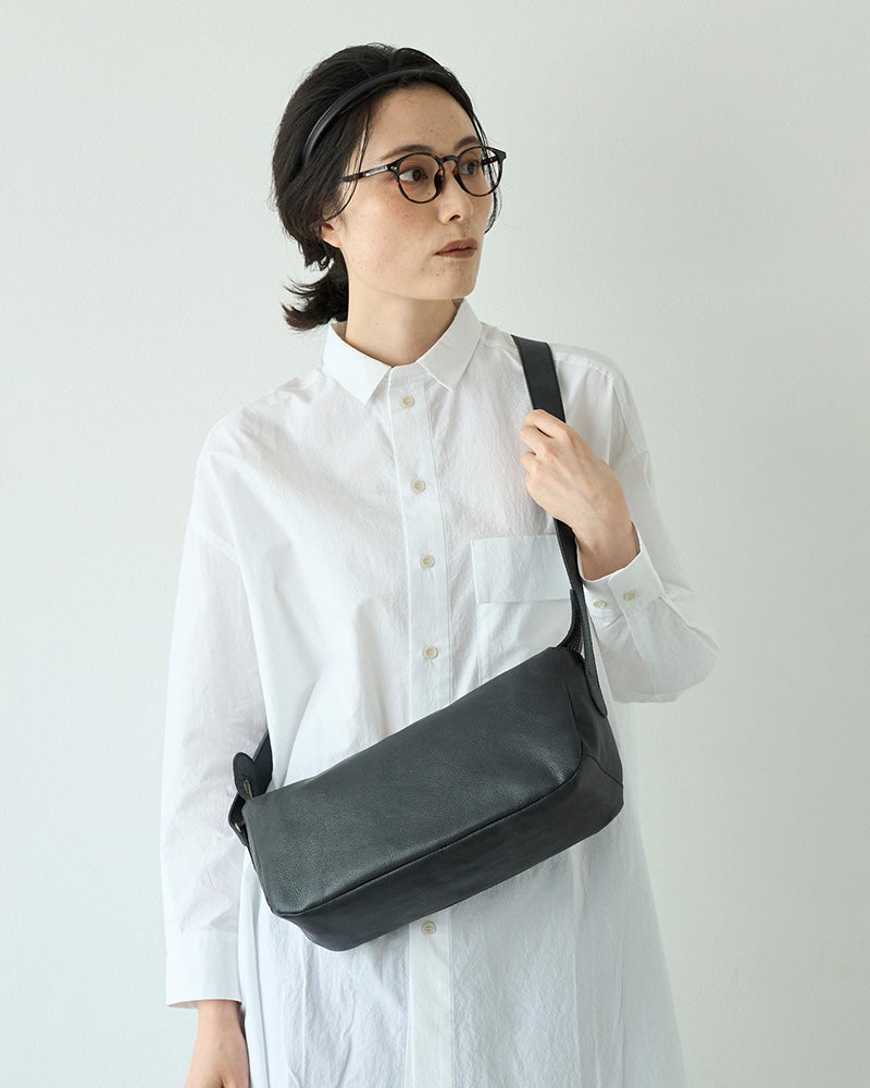 コーギーのような愛らしい横長フォルムも、ブラックならぐっとシックに。大人っぽく楽しめる本革ショルダーバッグです。