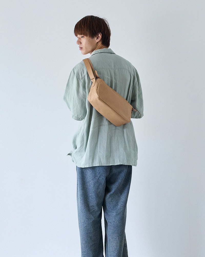 デニムやシャツにもすっとなじむシンプルなデザイン。男性にもおすすめしたい、大人レトロな本革ショルダーバッグです。