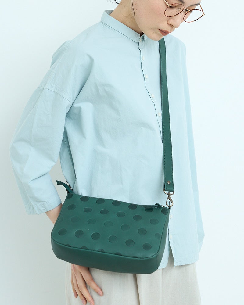 かわいい水玉を、大人らしく。すっきり四角いフォルムで甘くなりすぎない、本革のレディースショルダーバッグ。