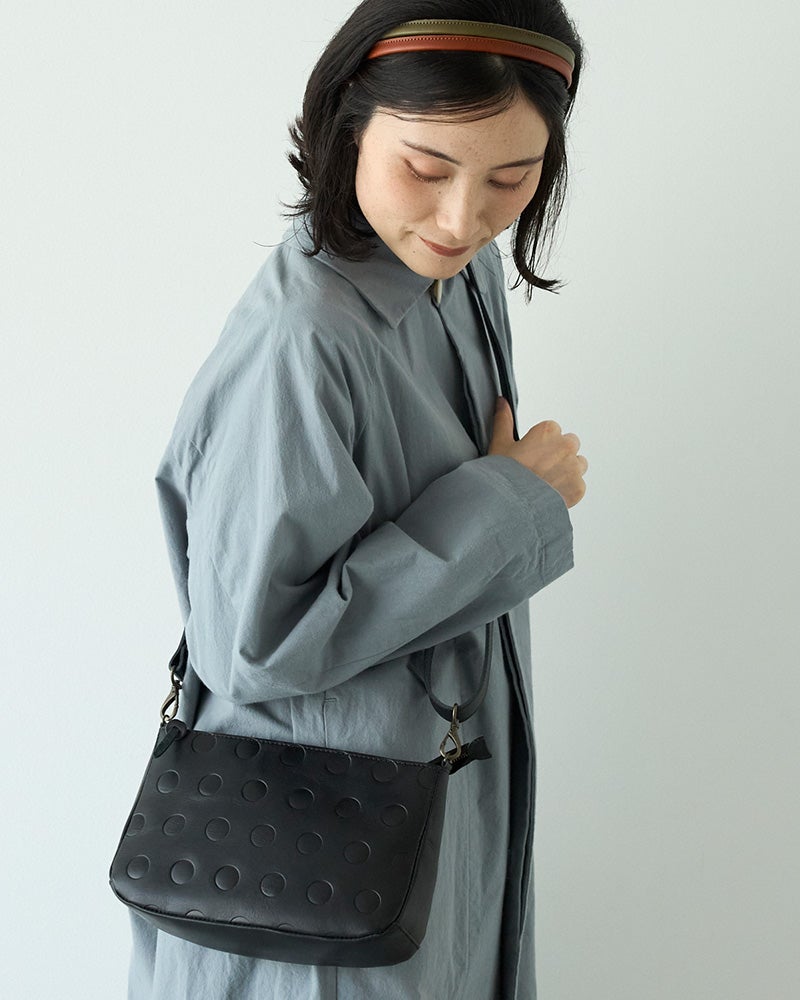 お財布、スマホ、ポーチを入れて、身軽におでかけ。毎日の「ちょっとそこまで」にちょうどいい本革斜めがけバッグ。