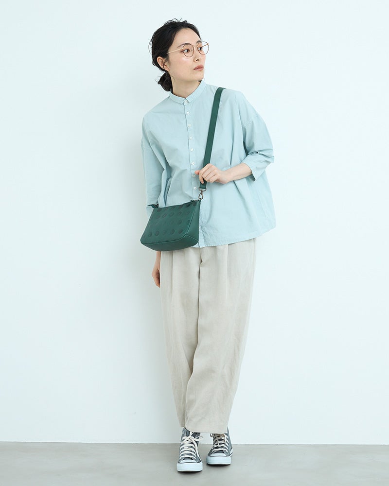 森のように深く落ち着いたフォレストグリーン。水玉のかわいらしさを大人っぽく楽しめる本革ショルダーバッグです。