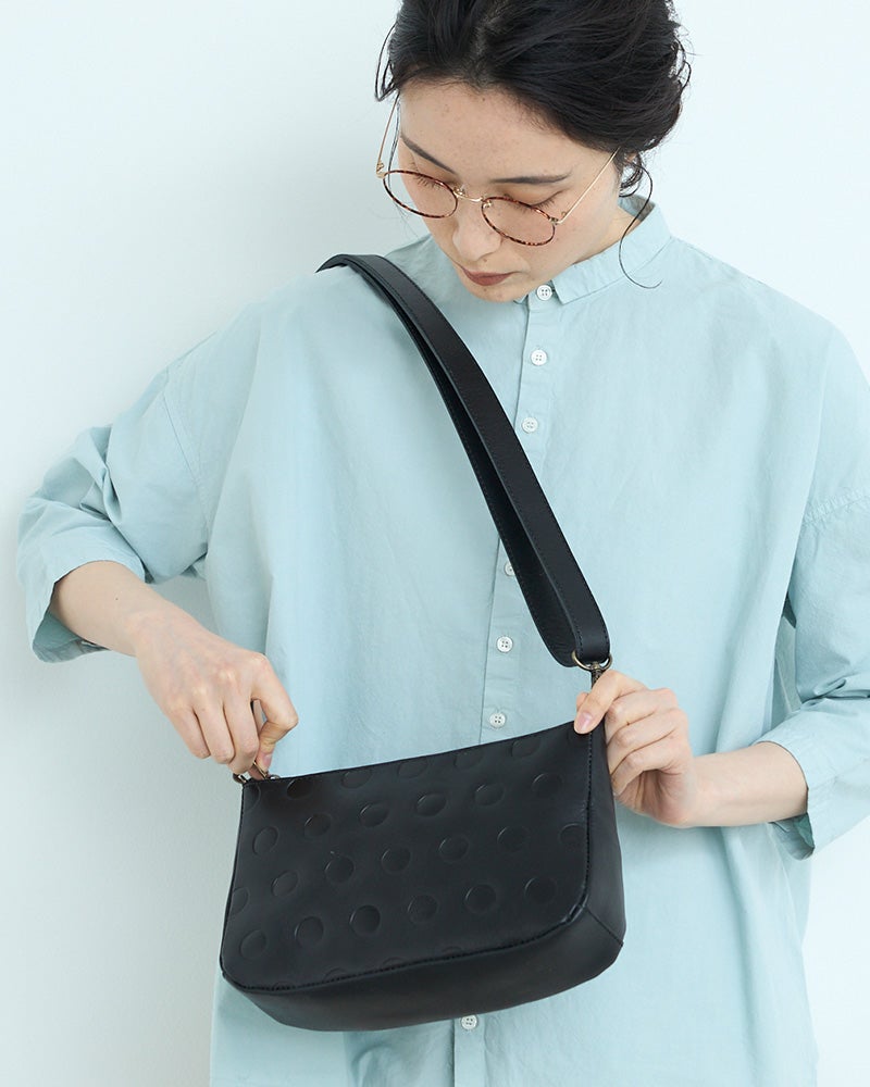 かわいさの中に、すっきりとした格好よさも。メンズ・レディースどちらにも似合う、大人の本革斜めがけバッグです。