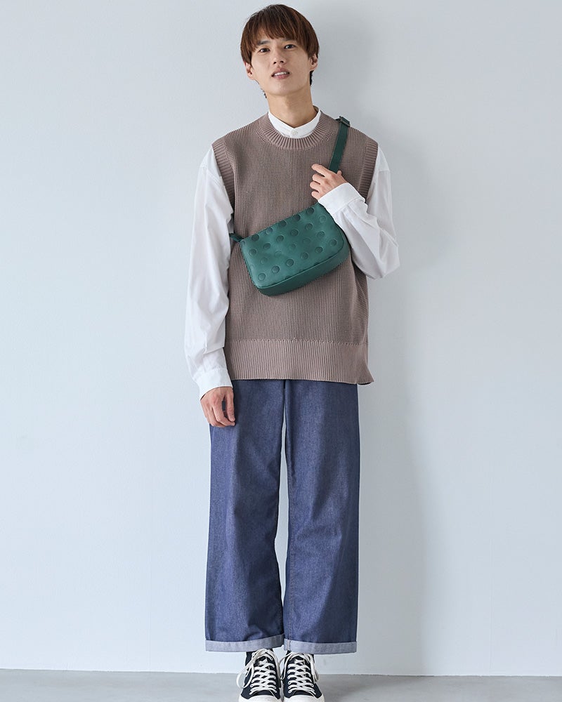 水玉でも甘くなりすぎない、すっきり四角いフォルム。メンズにもレディースにも使いやすい本革ショルダーバッグです。