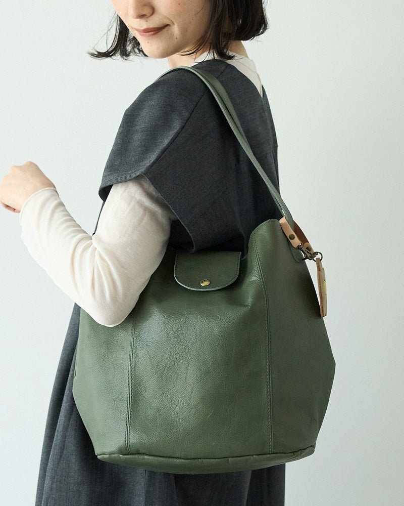 たっぷり入るのに、すっきり見える。仕事にも休日にも自然になじむ、大人のための本革トートバッグです。