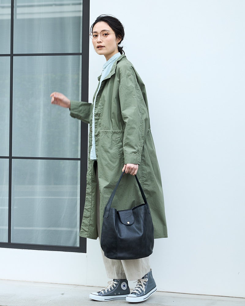 フラップデザインのきちんと感が引き立つブラック。カジュアルな服も自然に引き締めてくれる、大人の本革バッグです。