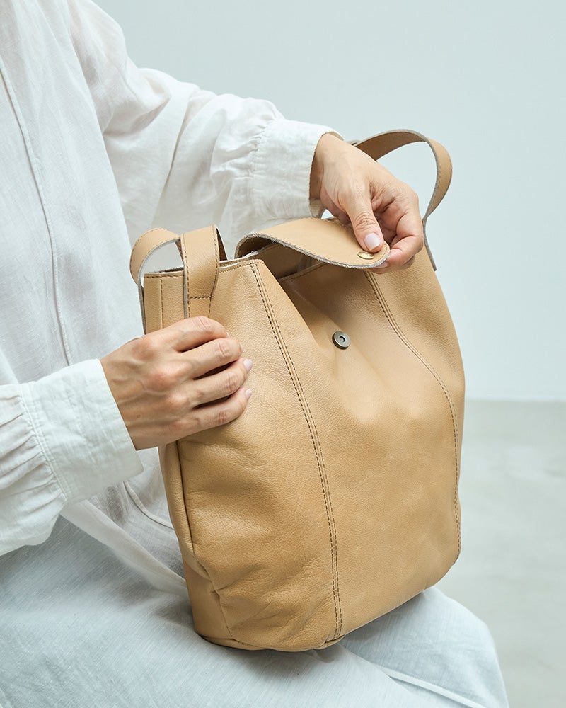 中身が少ないときは、やわらかな本革が自然にくったり。荷物の量に合わせて表情が変わるのも、fuwariならではの魅力です。