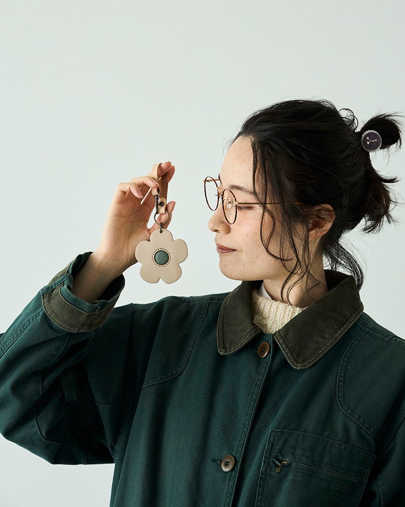 「今日はこの色」と選ぶ楽しみも。バッグや洋服との色合わせを楽しめる、カラフルな本革フラワーチャーム。