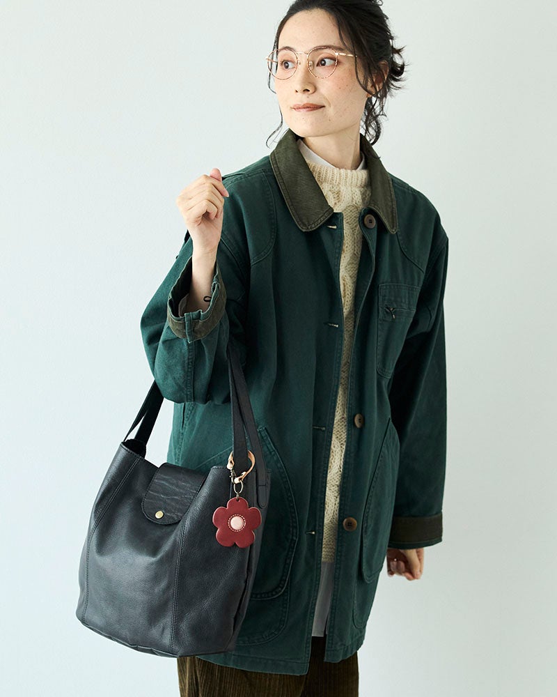 落ち着いたバッグに、ほんの少しの遊び心。大人のコーデにやさしい彩りを添える、レザーフラワーチャームです。