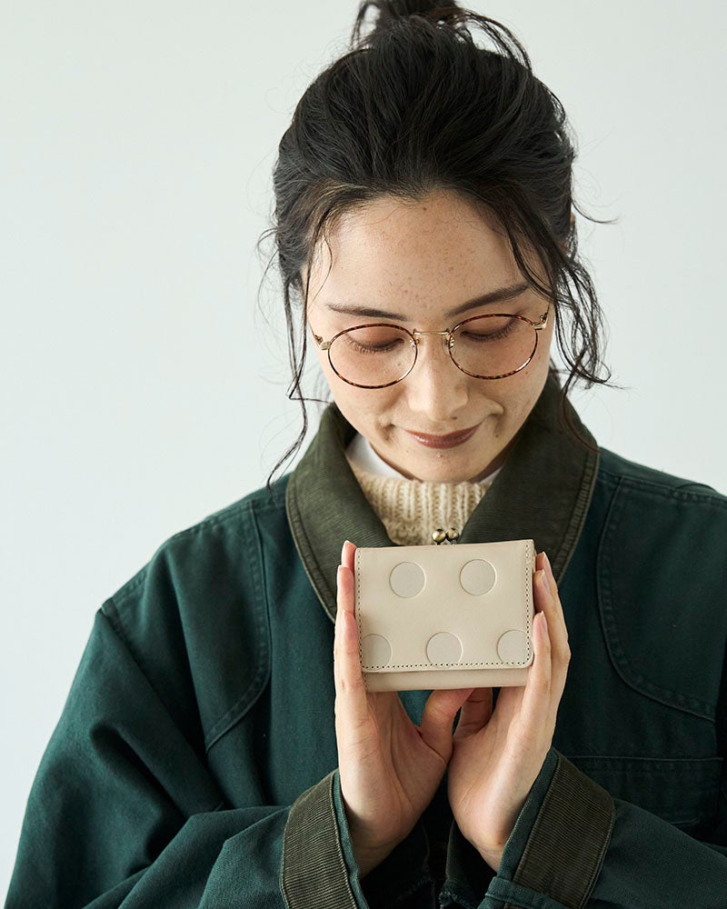 小さく持ちたい。でも収納力はあきらめたくない。そんな気持ちに寄り添う、10ヶ所のカードポケットとがま口小銭入れがうれしい本革ミニ財布です。