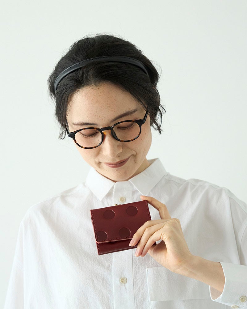 長財布から小さなお財布へ。必要なものはきちんと持ちながら、バッグの中をすっきり整えられる、大人かわいい本革コンパクト財布です。