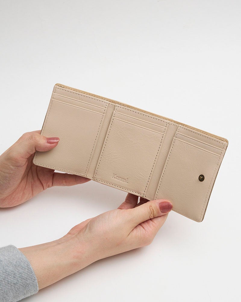 お札入れ1ヶ所とカードポケット10ヶ所を備えた、収納上手なミニ財布。必要なものを整理しながら、バッグの中をコンパクトにまとめられます。