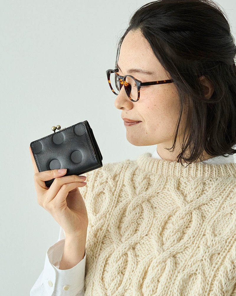 ふっくら水玉も、ブラックならぐっとシックに。かわいさと大人っぽさを両立した、毎日使いやすい本革の三つ折りがま口財布です。