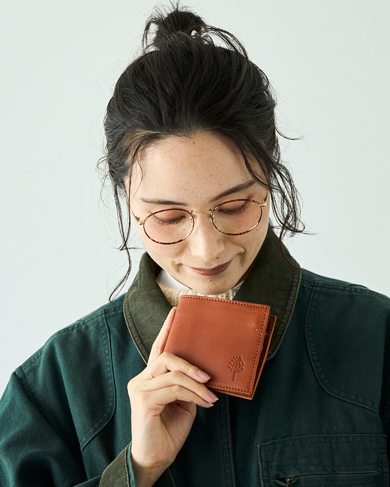 必要なものだけを、すっきり持ち歩く。手のひらに収まるコンパクトなサイズと本革の上質な風合いが魅力の、大人のための二つ折り財布です。