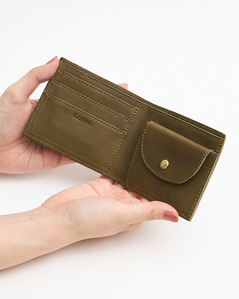 小さくても、お札入れをきちんと備えた二つ折り財布。キャッシュレスが中心でも現金を持っておきたい、そんな毎日にちょうどいい収納です。