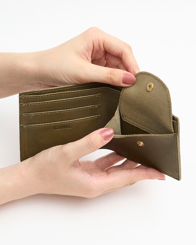 小銭入れは、大きく開くホック式。中身を見渡しやすいから、必要な硬貨も探しやすく、毎日のお会計をスムーズにしてくれる本革財布です。