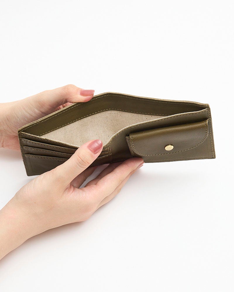 小さくても、お札入れをきちんと備えた二つ折り財布。キャッシュレスが中心でも現金を持っておきたい、そんな毎日にちょうどいい収納です。
