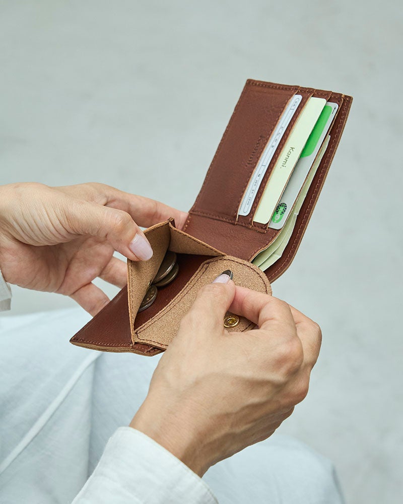 クレジットカードや交通系ICカードなど、必要なカードをすっきり収納。3つのカードポケットを備えた、シンプルで使いやすい本革二つ折り財布です。