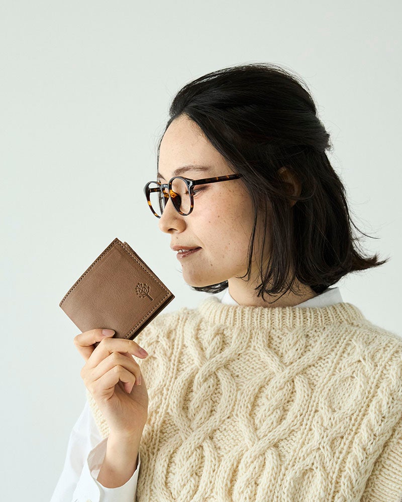 グレーの落ち着きとブラウンの温かみを感じるモカグレー。ナチュラルな装いにもきれいめスタイルにもなじむ、大人の本革二つ折り財布です。やわらかなニュアンスカラーを楽しみたい方におすすめです。