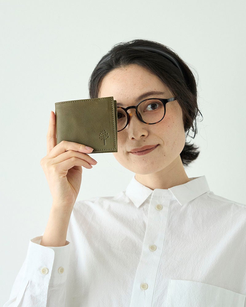 木々の緑を思わせる、落ち着いたグリーン。自然の色合いが好きな方にぴったりの、ナチュラルな本革コンパクト財布です。シンプルなデザインだからこそ、革の風合いと深みのある色を楽しめます。