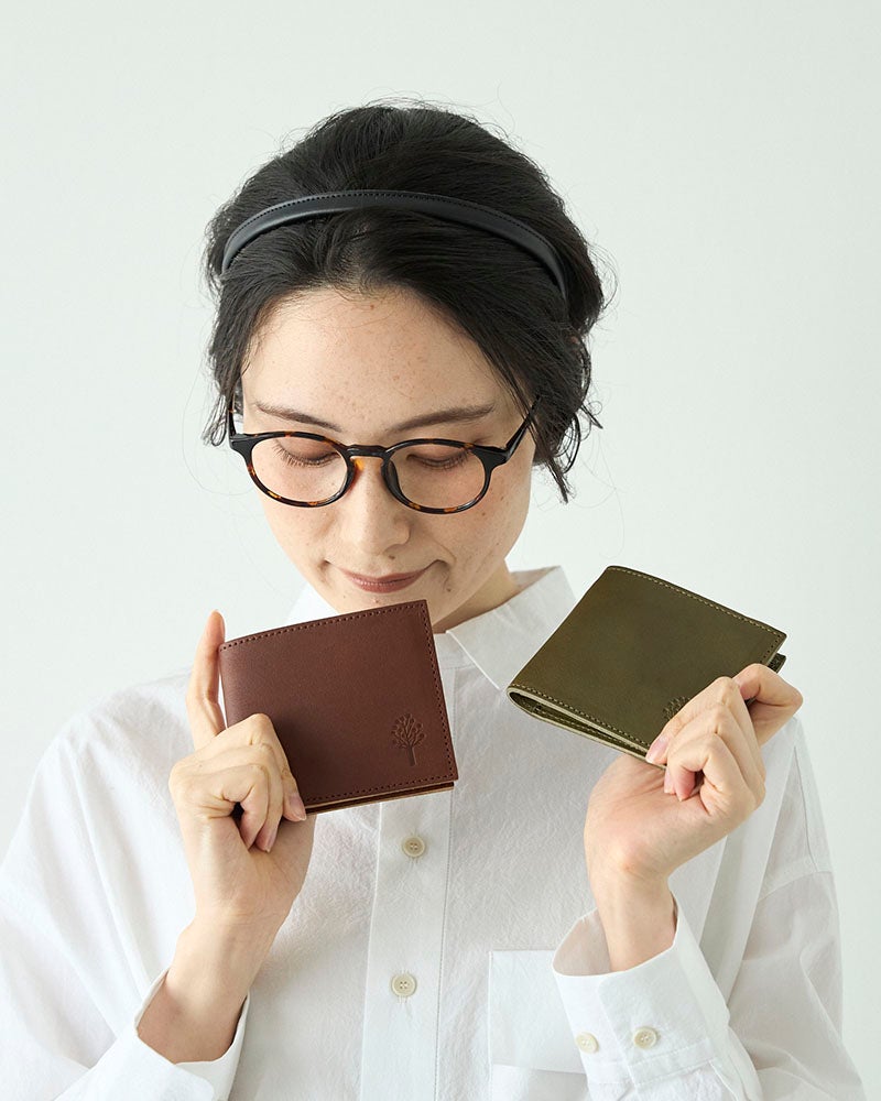 革本来のシワや色ムラを隠さず生かした、オイルダコタミーリングレザー。天然皮革ならではの個性を楽しめる、シンプルな本革ハーフウォレットです。