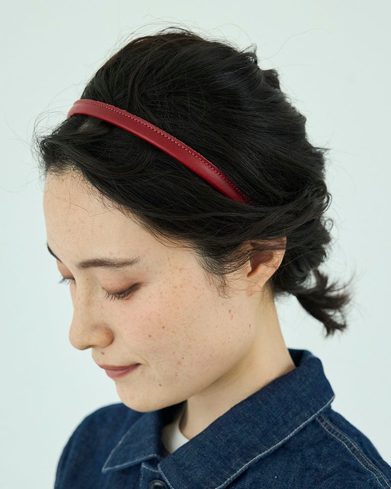 さっとつけるだけで、いつもの私がちょっとおしゃれに。シンプルな髪型にも自然になじみ、顔まわりにさりげないアクセントを添えてくれる、大人の本革カチューシャです。
