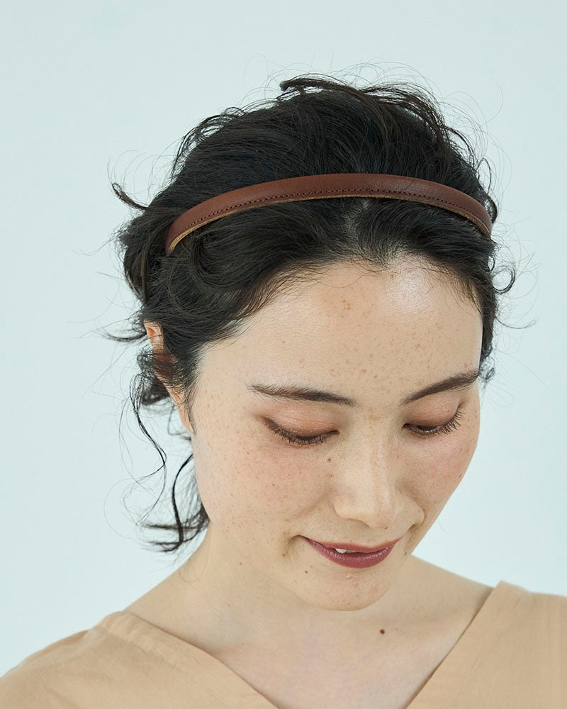 忙しい朝も、鏡の前でさっとつけるだけ。いつものヘアスタイルがぐっとおしゃれに見える、本革のレディースカチューシャ。頑張りすぎない大人のおしゃれにぴったりです。(カラー：ダークブラウン)