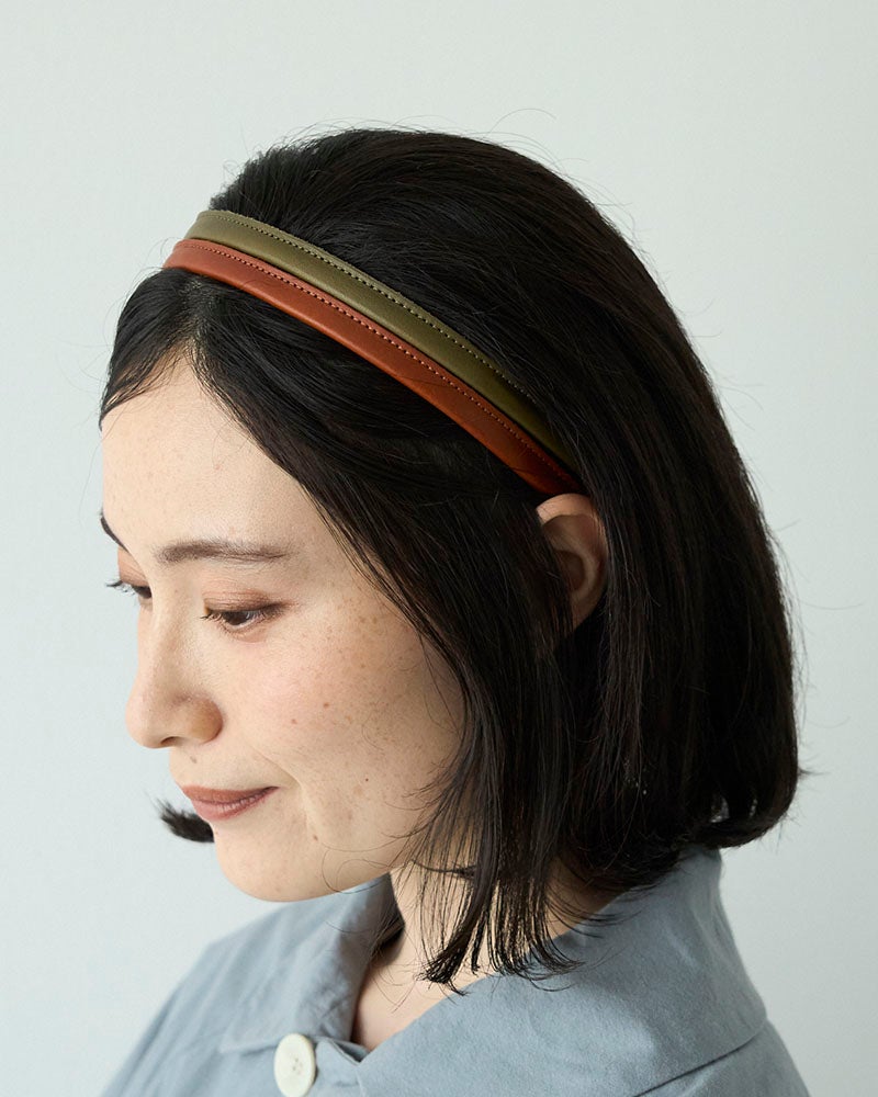 カチューシャはかわいすぎるかも。そんな大人の女性にも試してほしい、シンプルな本革カチューシャ。落ち着いた革の風合いで、自然体のおしゃれが楽しめます。(カラー/上：グリーン、下：キャメル)