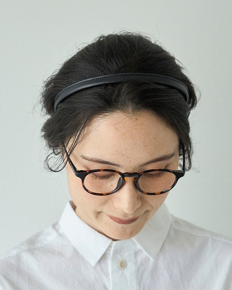 どんな髪色や服装にも合わせやすい、定番のクロ。シンプルな本革カチューシャなら、オフィスカジュアルから休日のお出かけまで、大人の装いにさりげなくなじんでくれます。