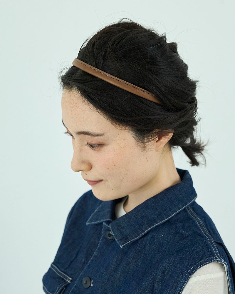 グレーの落ち着きとブラウンの温かみを感じるモカグレー。ナチュラルな服装にもきれいめな装いにも自然になじむ、大人のための本革レザーカチューシャです。