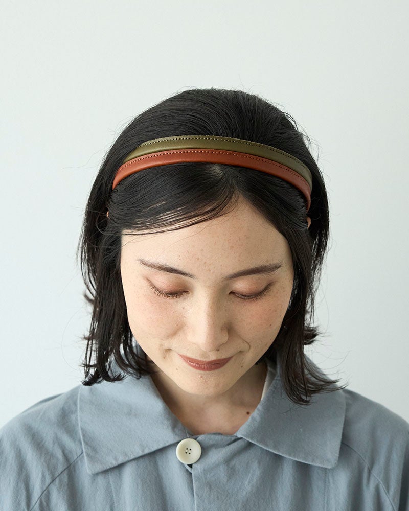 落ち着いたグリーンと明るいキャメルは、ナチュラルな装いにぴったり。2本のレザーカチューシャを重ねれば、シンプルなヘアスタイルもぐっとおしゃれな印象に。(カラー/上：グリーン、下：キャメル)