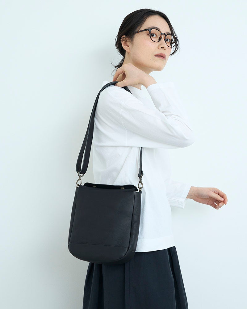 サコッシュの身軽さはそのままに、収納力をプラス。8cmのマチがあるから荷物をすっきり持ち歩ける、大人のための本革ショルダーバッグです。