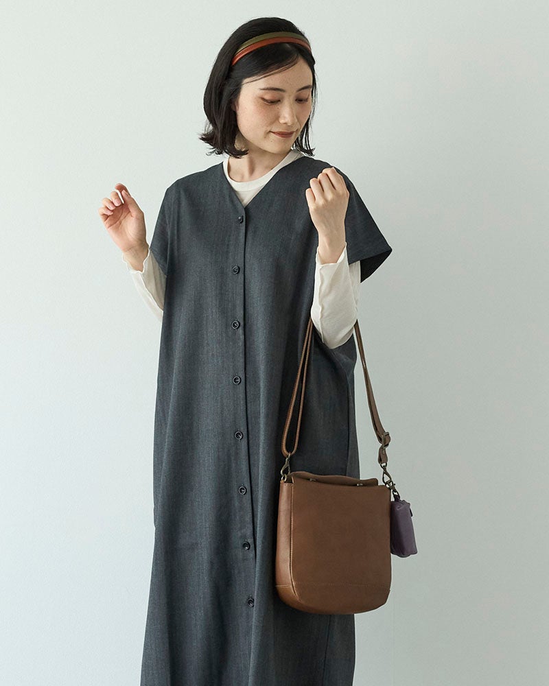 小さすぎず、大きすぎない。お財布やスマホ、ポーチなど必要なものをまとめて、軽やかにお出かけできるマチ付きレザーショルダーバッグです。