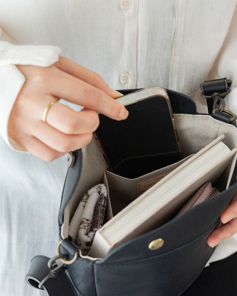 コンパクトな見た目でも、内側には2つのオープンポケットを用意。小物の定位置を決めておけば、荷物が増えてもすっきり使える、収納上手な本革ショルダーバッグです。