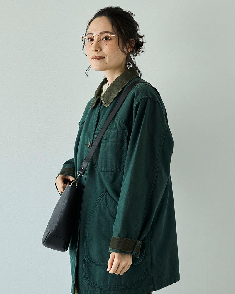 ころんとしたかわいい形も、クロならぐっと大人っぽく。折り重なるフラップのデザインが引き立ち、デニムにもきれいめな装いにも自然になじむ本革ショルダーバッグです。