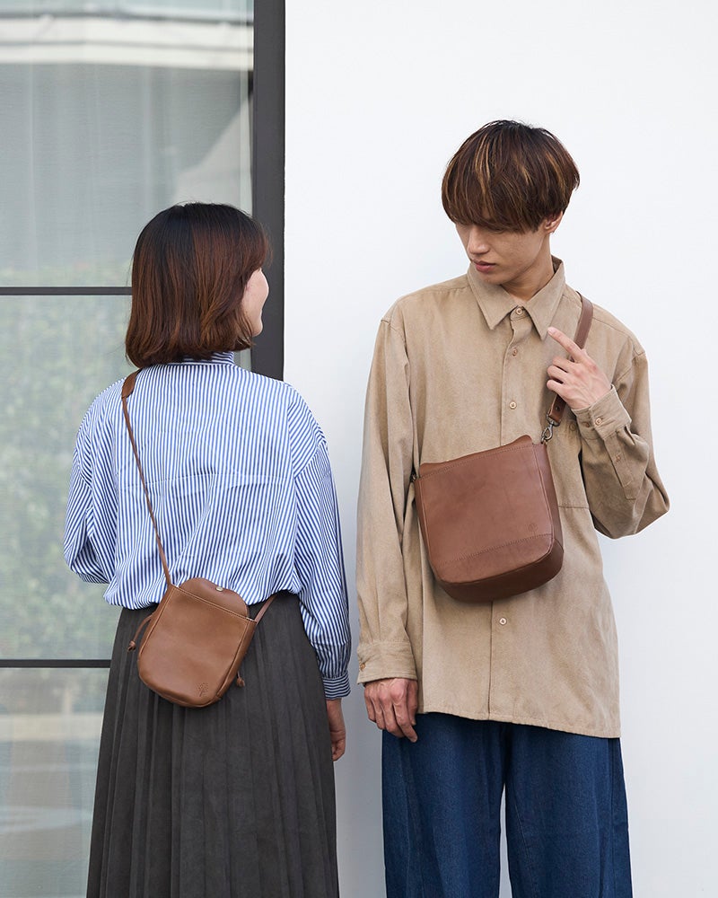 かわいらしさと落ち着きを兼ね備えたデザインは、男性にも女性にも自然になじみます。カジュアルにもきれいめにも合わせやすく、男女兼用で楽しめる本革ショルダーバッグです。