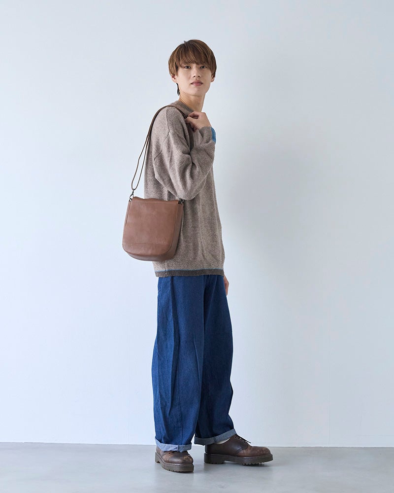 甘すぎず、かっちりしすぎない。そんな絶妙なバランスが魅力のモカグレー。丸みのあるボックス型デザインとやさしい色合いで、毎日持ちたくなるレザーバッグです。