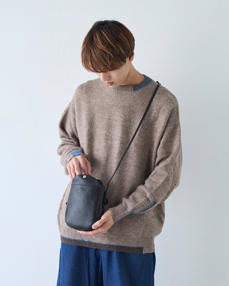 小さなバッグと、身軽な毎日。約150gの軽さとやさしい丸みがうれしい、近所のお散歩にも旅行先にも連れて行きたい本革ポシェットです。