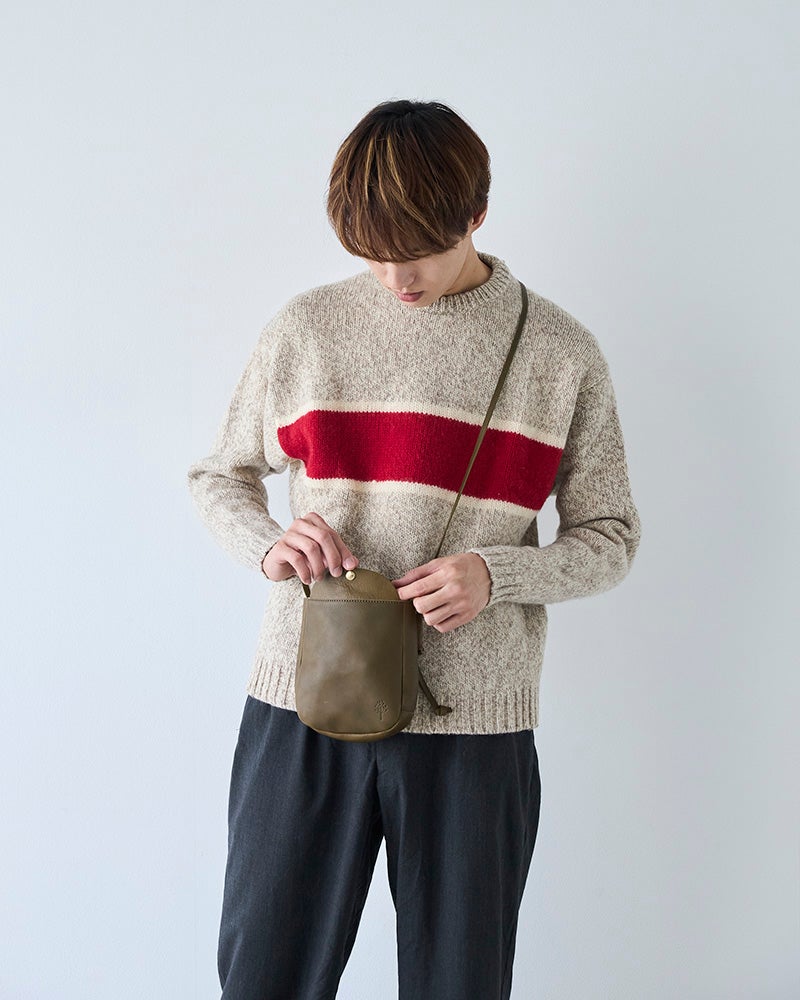 ころんと丸い底に、ちょこんとのぞくフラップ。シンプルな中に小さな遊び心を感じる、大人かわいいレザーポシェットです。
