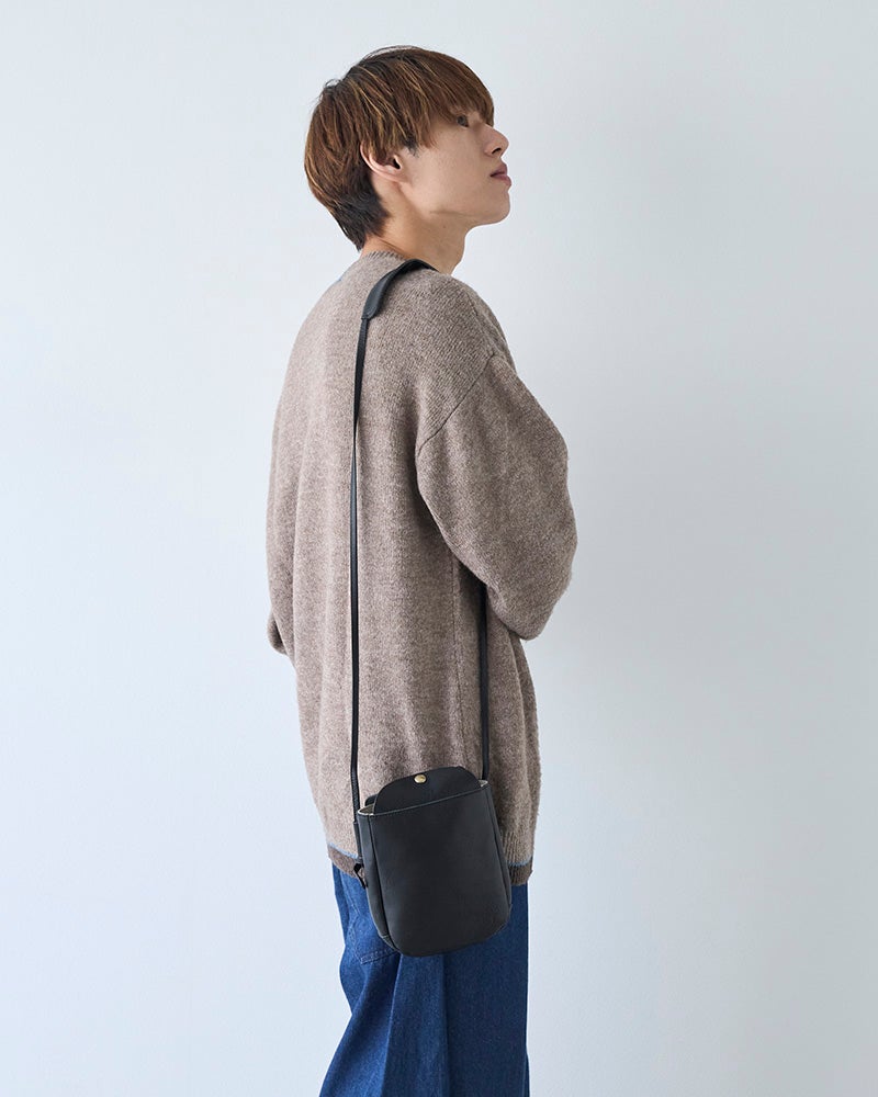 かわいらしさと、落ち着いた雰囲気をどちらも楽しめるクロ。男女問わず取り入れやすいシンプルなデザインで、パートナーとシェアするのにもおすすめの本革ポシェットです。