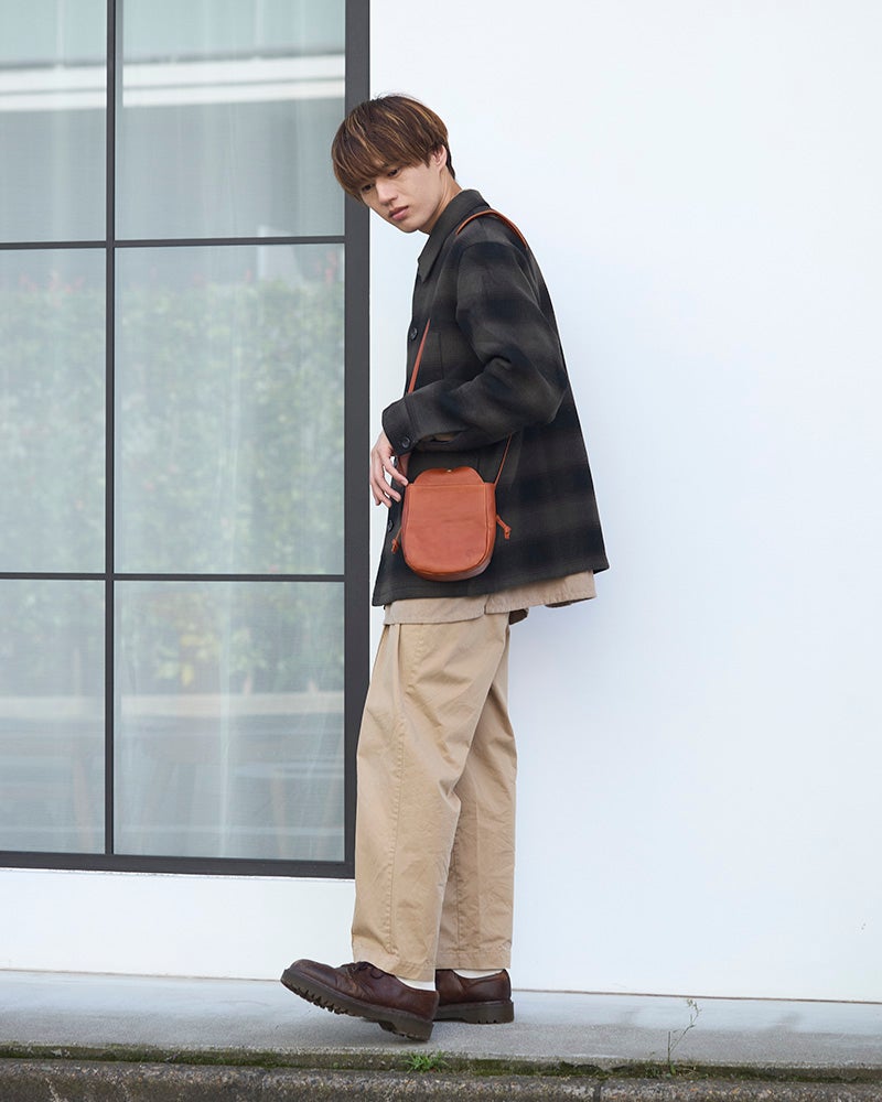 ナチュラルな革の風合いを楽しめるキャメル。シンプルな服装に小さなサコッシュを斜めがけするだけで、どこか温かみのある大人のカジュアルスタイルが完成します。