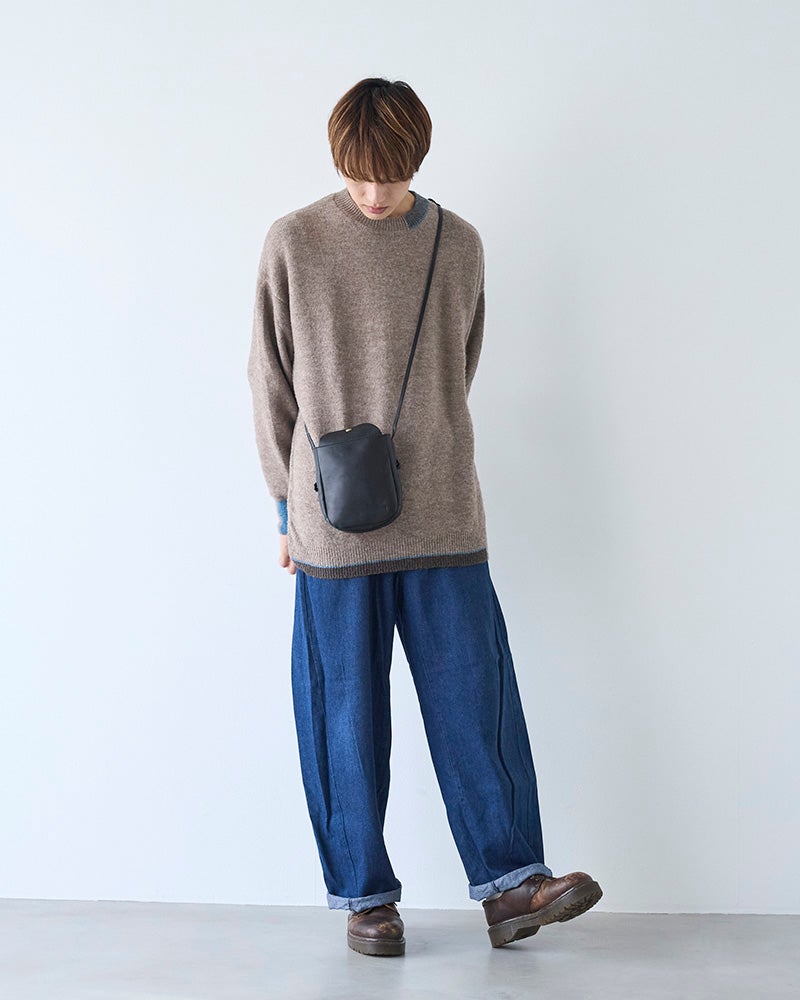 小さなバッグこそ、毎日使いやすい定番色を。クロの本革ポシェットなら、洋服の色や季節を選びにくく、いつものお出かけにさっと斜めがけできます。