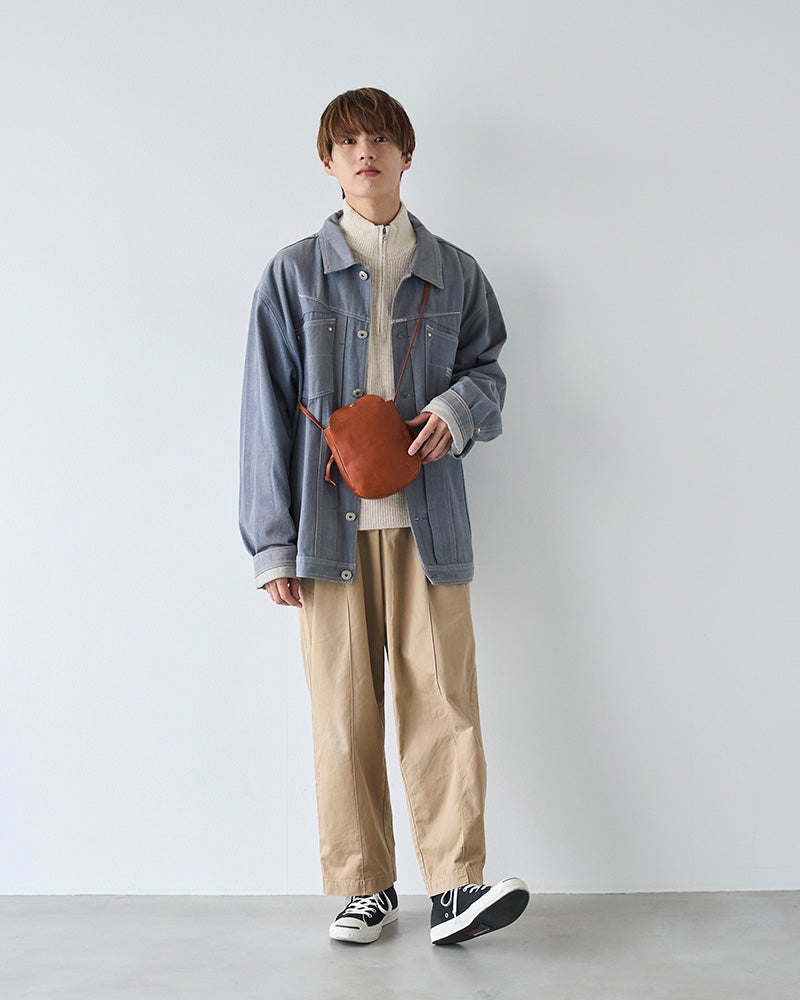 新しいときも、使い込んだあとも楽しみなキャメル。革の色やツヤが少しずつ変わっていく様子を感じながら、自分だけの相棒に育てたい本革ミニショルダーバッグです。