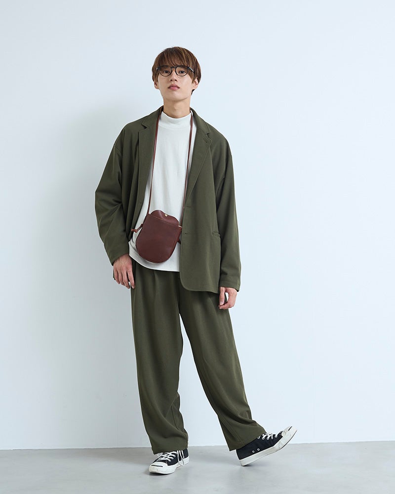 深みのあるダークブラウンは、革らしい落ち着きと温かみを楽しめるカラー。ころんとしたかわいい形もぐっと大人っぽく見せてくれる、本革ミニショルダーバッグです。
