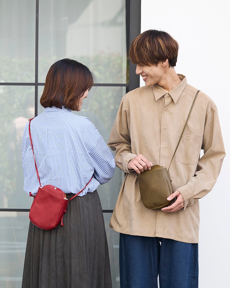かわいすぎず、かっこよすぎない絶妙なバランス。細身の革ショルダーと落ち着いたデザインで、男女問わず気軽に斜めがけできる、ユニセックスな本革ミニポシェットです。